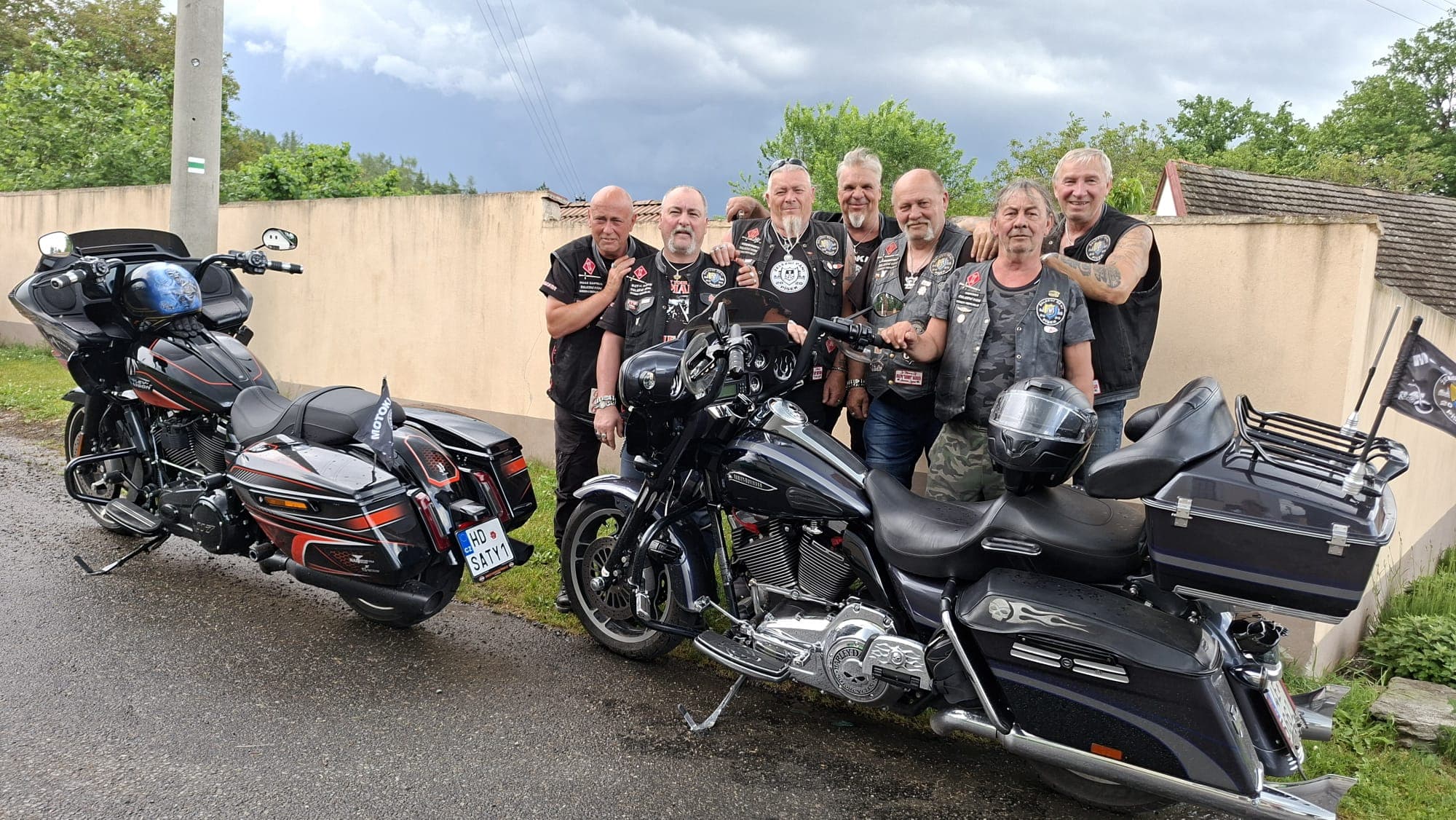 Členové motoklubu Železní páni Písek u svých strojů